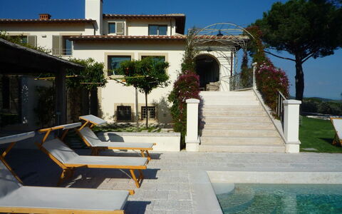 Castelprile: Svømmepøl, Boligområde, Hus, Udvej, Hjem, Estate, Skygge, Udendørs Møbler, Altan, Blomsterkrukke