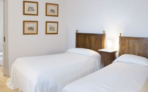 Castelprile: Seng, Møbel, Soveværelse, Indretning, Sengetøj, Gulvbelægning, Sengetøj, Træ, Etage, Værelse