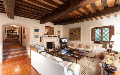 Artemisia: Møbel, Væg, Indretning, Træ, Gulvbelægning, Couch, Hjem, Etage, Stue, Værelse