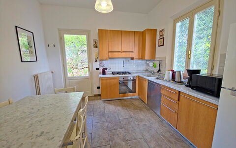 Villa Il Giardino: Gulvbelægning, Countertop, Køkken, Træ, Etage, Indretning, Møbel, Køkken Apparat, Større Bandage, Cabinetry