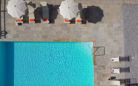 Villa Il Noccioleto: Svømmepøl, Møbel, Kompositmateriale, Udvej, Udendørs Møbler, Stol, Flise, Hotel, Eco Hotel, Liggestol