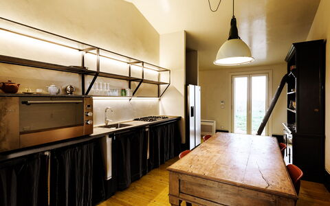 Villa Dedalo: Indretning, Møbel, Gulvbelægning, Loft, Træ, Lysarmatur, Etage, Belysning, Køkken, Værelse