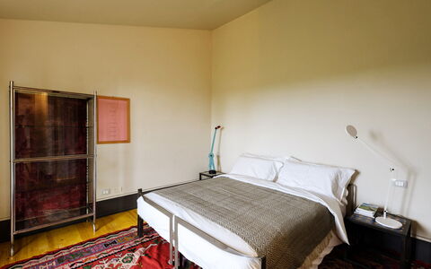 Villa Dedalo: Møbel, Gulvbelægning, Indretning, Etage, Væg, Træ, Soveværelse, Seng, Sengetøj, Belysning