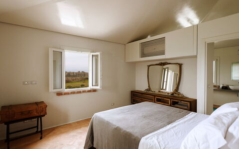 Villa Dedalo: Seng, Soveværelse, Væg, Indretning, Møbel, Træ, Sengetøj, Loft, Sengetøj, Etage