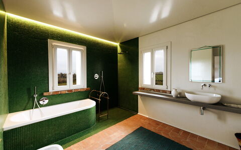 Villa Dedalo: Væg, Sanitærarmatur, Tap, Indretning, Gulvbelægning, Belysning, Vvs, Hjem, Loft, Badeværelse