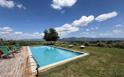 Villa Dedalo: Himmel, Blå, Landskab, Land Lot, Almindeligt, Svømmepøl, Plantation, Estate, Landscaping, Cumulus