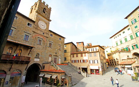 La Casa sulla Piazza: Vindue, City, Stad, Rådhusplads, Plaza, Ur