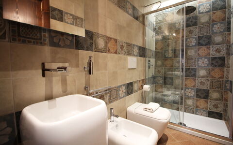 La Casa sulla Piazza: Gulvbelægning, Badeværelse, Sanitærarmatur, Toiletbræt, Etage, Indretning, Toilet, Vvs, Flise, Håndvask