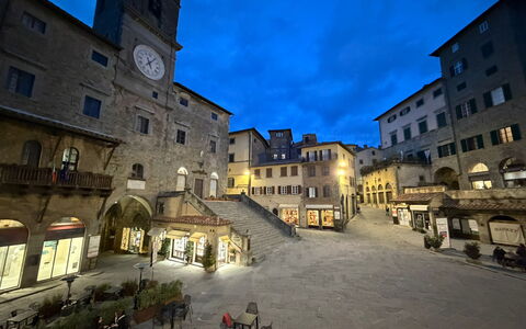 La Casa sulla Piazza: Bygning, City, Væg, Vindue, Stad, Byområde, Facade, Hus, Offentlige Rum, Kvarter