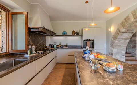 Casale Nido: Køkken, Countertop, Indretning, Gulvbelægning, Træ, Loft, Køkken Apparat, Belysning, Møbel, Cabinetry