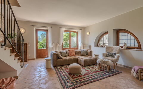 Casale Nido: Møbel, Væg, Gulvbelægning, Indretning, Træ, Etage, Belysning, Couch, Hjem, Stue