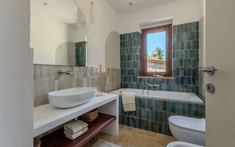 Casale Nido: Væg, Sanitærarmatur, Indretning, Badeværelse, Gulvbelægning, Tap, Etage, Håndvask, Badeværelsesvask, Loft