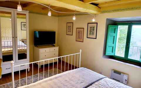 La Casa degli Artisti, Jacuzzi, Marliana: Møbel, Indretning, Væg, Etage, Gulvbelægning, Træ, Loft, Værelse, Soveværelse, Seng