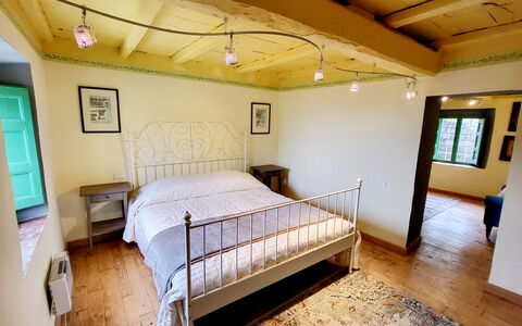 La Casa degli Artisti, Jacuzzi, Marliana: Seng, Indretning, Soveværelse, Møbel, Etage, Væg, Gulvbelægning, Sengetøj, Sengetøj, Træ