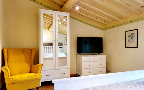 La Casa degli Artisti, Jacuzzi, Marliana: Møbel, Indretning, Væg, Etage, Gulvbelægning, Træ, Værelse, Loft, Seng, Soveværelse