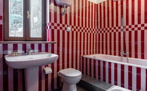 Podere le Lune with Pool, San Gimignano: Rød, Sanitærarmatur, Badeværelse, Gulvbelægning, Indretning, Etage, Tap, Vvs, Badeværelsesvask, Flise