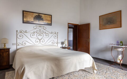 Podere le Lune with Pool, San Gimignano: Væg, Gulvbelægning, Soveværelse, Etage, Indretning, Seng, Møbel, Sengetøj, Sengetøj, Loft