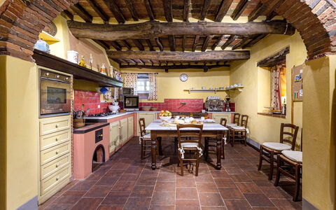 Splendida: Møbel, Indretning, Gulvbelægning, Væg, Træ, Etage, Loft, Køkken, Bord, Værelse