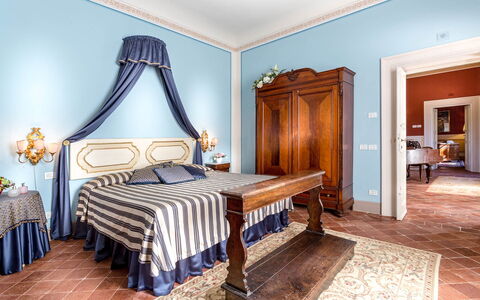 Splendida: Møbel, Indretning, Gulvbelægning, Soveværelse, Træ, Etage, Seng, Værelse, Loft, Belysning