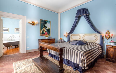 Splendida: Møbel, Indretning, Seng, Soveværelse, Væg, Gulvbelægning, Træ, Etage, Sengetøj, Sengetøj