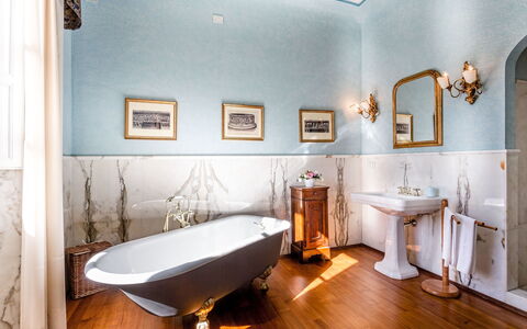 Splendida: Indretning, Gulvbelægning, Sanitærarmatur, Belysning, Badeværelse, Etage, Vvs, Tap, Lysarmatur, Badekar