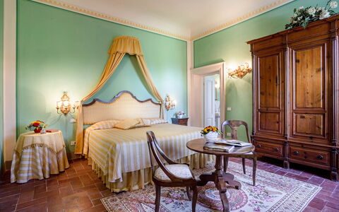 Splendida: Møbel, Indretning, Væg, Soveværelse, Seng, Gulvbelægning, Textile, Etage, Bord, Sengetøj