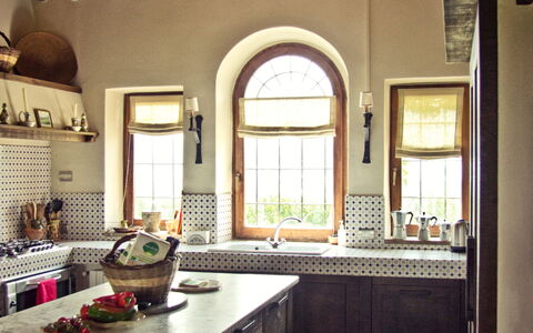 Selvamica: Møbel, Indretning, Væg, Gulvbelægning, Træ, Loft, Køkken, Etage, Hjem, Belysning