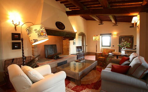 Mattei Villa: Møbel, Indretning, Væg, Gulvbelægning, Værelse, Loft, Couch, Etage, Stol, Stue