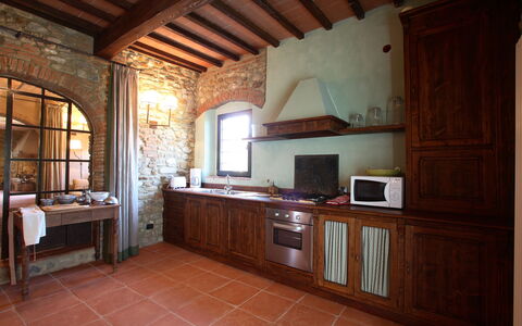 Mattei Villa: Væg, Møbel, Indretning, Gulvbelægning, Køkken, Countertop, Etage, Loft, Cabinetry, Værelse