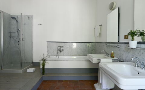 Fattoria: Gulvbelægning, Badeværelsesvask, Sanitærarmatur, Indretning, Håndvask, Etage, Tap, Badeværelse, Vvs, Spejl