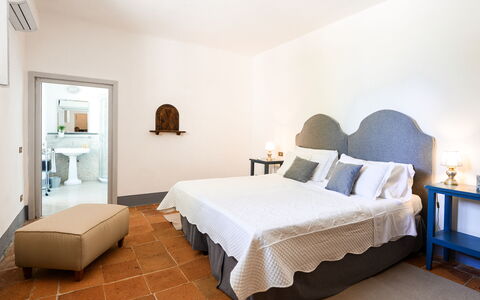 Fattoria: Møbel, Seng, Indretning, Soveværelse, Væg, Sengetøj, Sengetøj, Gulvbelægning, Etage, Træ