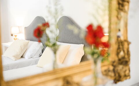 Fattoria: Indretning, Møbel, Belysning, Værelse, Soveværelse, Pude, Blomsterkrukke, Sengetøj, Stueplante, Throw Pillow