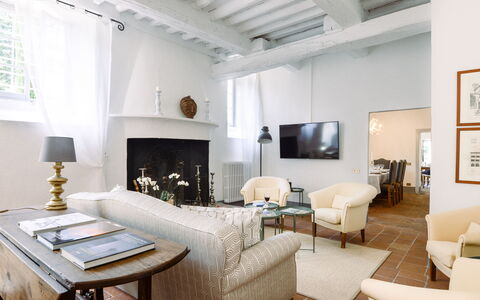 Fattoria: Møbel, Indretning, Væg, Couch, Gulvbelægning, Stue, Loft, Træ, Etage, Værelse