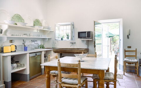 Fattoria: Møbel, Indretning, Gulvbelægning, Køkken, Hjem, Bord, Countertop, Værelse, Stol, Etage