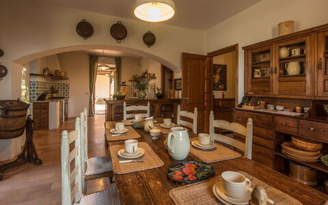 Molinazzo: Møbel, Indretning, Træ, Gulvbelægning, Bord, Køkken & Spisebord, Spisestue, Hylde, Stol, Cabinetry