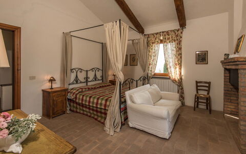 Molinazzo: Møbel, Indretning, Væg, Seng, Gulvbelægning, Træ, Loft, Værelse, Etage, Soveværelse