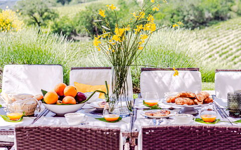 Chateau la Siroque: Bordservice, Møbel, Bord, Drinkware, Dug, Serveware, Mad, Glasservice, Vinglas