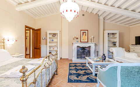 Chateau la Siroque: Møbel, Indretning, Gulvbelægning, Etage, Loft, Belysning, Værelse, Soveværelse, Seng, Hjem