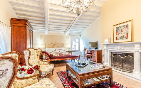 Chateau la Siroque: Møbel, Indretning, Couch, Gulvbelægning, Loft, Etage, Værelse, Stue, Belysning, Hjem