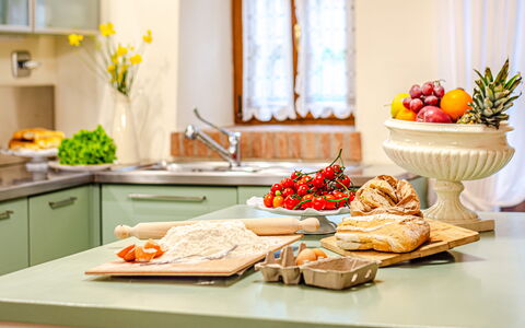 Chateau la Siroque: Bordservice, Frugt, Møbel, Mad, Indretning, Køkken, Countertop, Bord, Belysning, Køkken Apparat