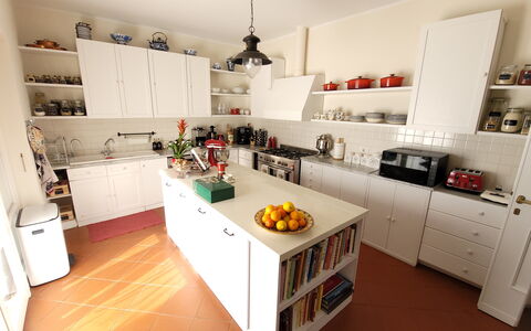 Villa El Olivar: Køkken, Cabinetry, Køkken Apparat, Countertop, Indretning, Møbel, Gulvbelægning, Større Bandage, Træ, Hylde