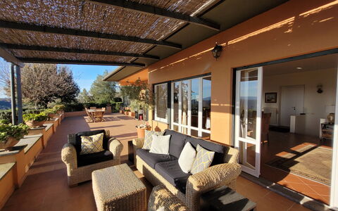 Villa El Olivar: Møbel, Stol, Skygge, Udendørs Møbler, Hjem, Veranda, Altan, Couch, Eco Hotel, Bejdse