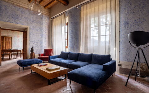 Villa Il Casalino, Florentine Hills with Pool: Møbel, Indretning, Gulvbelægning, Etage, Træ, Couch, Bord, Loft, Belysning, Stue