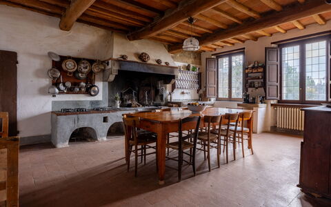 Villa Il Casalino, Florentine Hills with Pool: Møbel, Træ, Køkken, Hjem, Cabinetry, Stol, Countertop, Komfur, Køkken & Spisebord, Bejdse