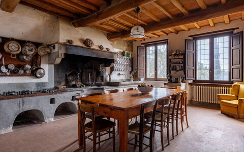 Villa Il Casalino, Florentine Hills with Pool: Møbel, Træ, Køkken, Bord, Gulvbelægning, Hjem, Stol, Køkken & Spisebord, Komfur, Countertop