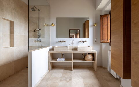 Villa Il Casalino, Florentine Hills with Pool: Gulvbelægning, Væg, Etage, Sanitærarmatur, Indretning, Badeværelsesvask, Badeværelse, Badeværelsesskab, Tap, Håndvask