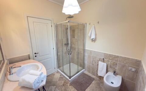 Villa Montepulciano Vineyard: Gulvbelægning, Indretning, Etage, Sanitærarmatur, Loft, Værelse, Badeværelse, Vvs, Badeværelsesvask, Håndvask