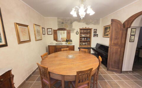 Villa Montepulciano Vineyard: Møbel, Gulvbelægning, Indretning, Etage, Træ, Bord, Stol, Spisestue, Køkken & Spisebord, Værelse