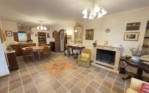 Villa Montepulciano Vineyard: Møbel, Gulvbelægning, Indretning, Etage, Træ, Loft, Værelse, Belysning, Bord, Stue