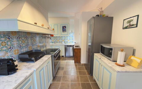 Villa Montepulciano Vineyard: Køkken, Gulvbelægning, Countertop, Indretning, Etage, Cabinetry, Møbel, Loft, Køkken Apparat, Flise